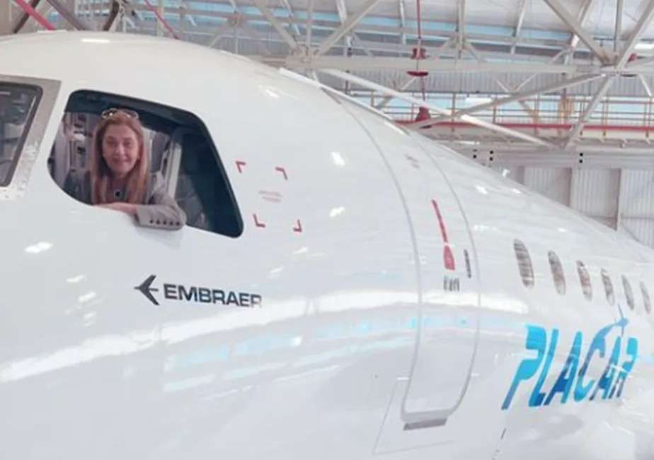 Avião da Embraer comprado por Leila tem problema detectado e atrasa volta do Palmeiras ao Brasil