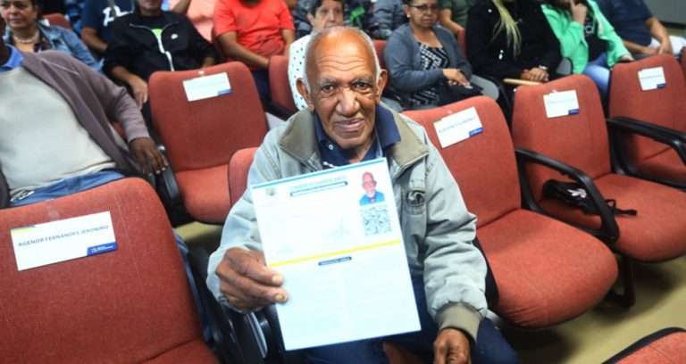Prefeitura de São José entrega mais de 50 licenças para ambulantes na cidade