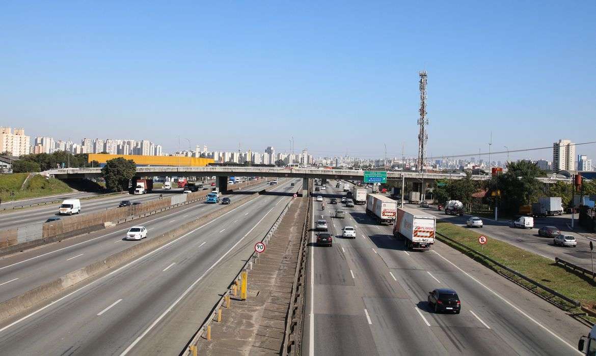 Trecho da marginal da Dutra será interditado para obras de nova passarela em São José