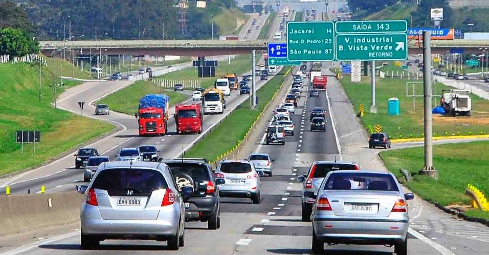 Engavetamento com quatro veículos causa lentidão na Via Dutra, em São José dos Campos