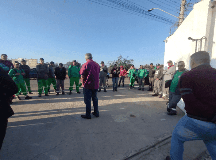 Trabalhadores responsáveis pela limpeza entram em greve em Taubaté