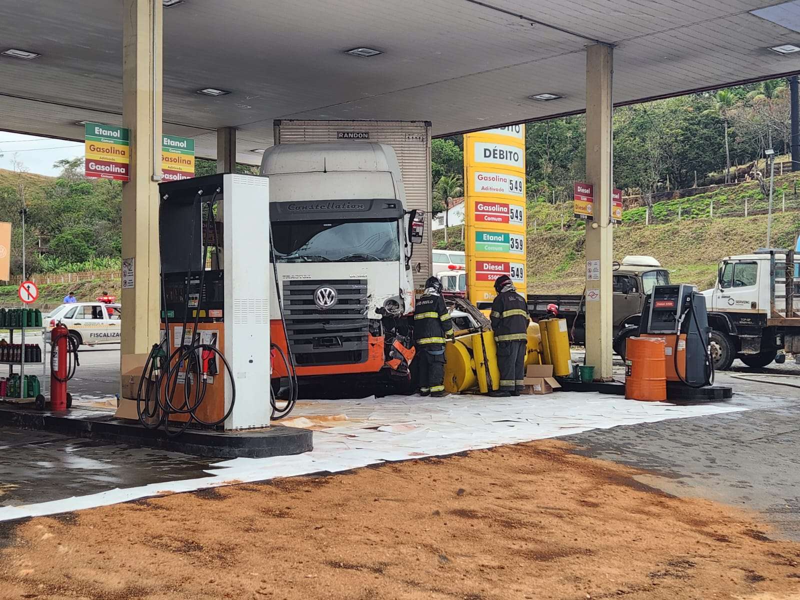 Carreta perde controle e invade posto após bater em vários carros em Guaratinguetá