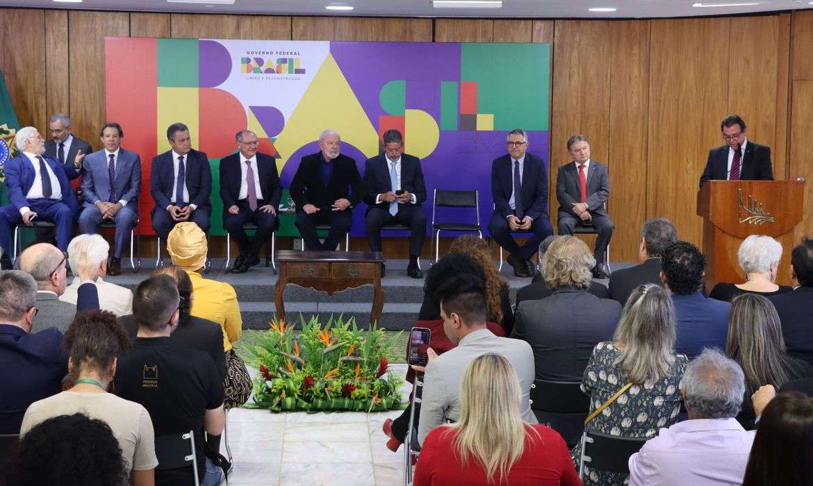 Lula sancionada lei que aumenta o salário mínimo e amplia a isenção do IR