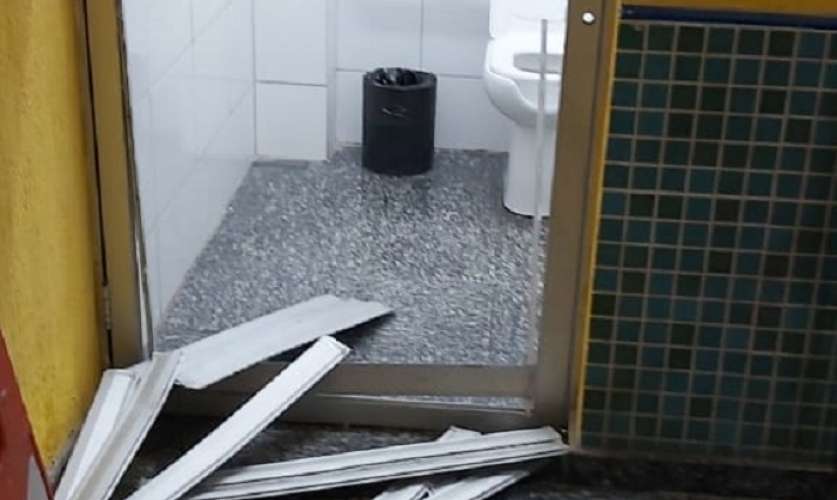 Após ‘saidinha temporária’, homem é preso por destruir porta de banheiro da rodoviária em São Sebastião