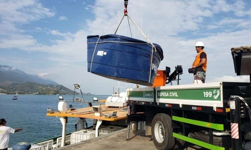 Ilha da Vitória recebe 12 mil litros de água e caixas para armazenamento em Ilhabela