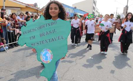 Desfile Cívico leva tema “Matematic@ndo ODS” para a Avenida Nove de Julho em Jacareí