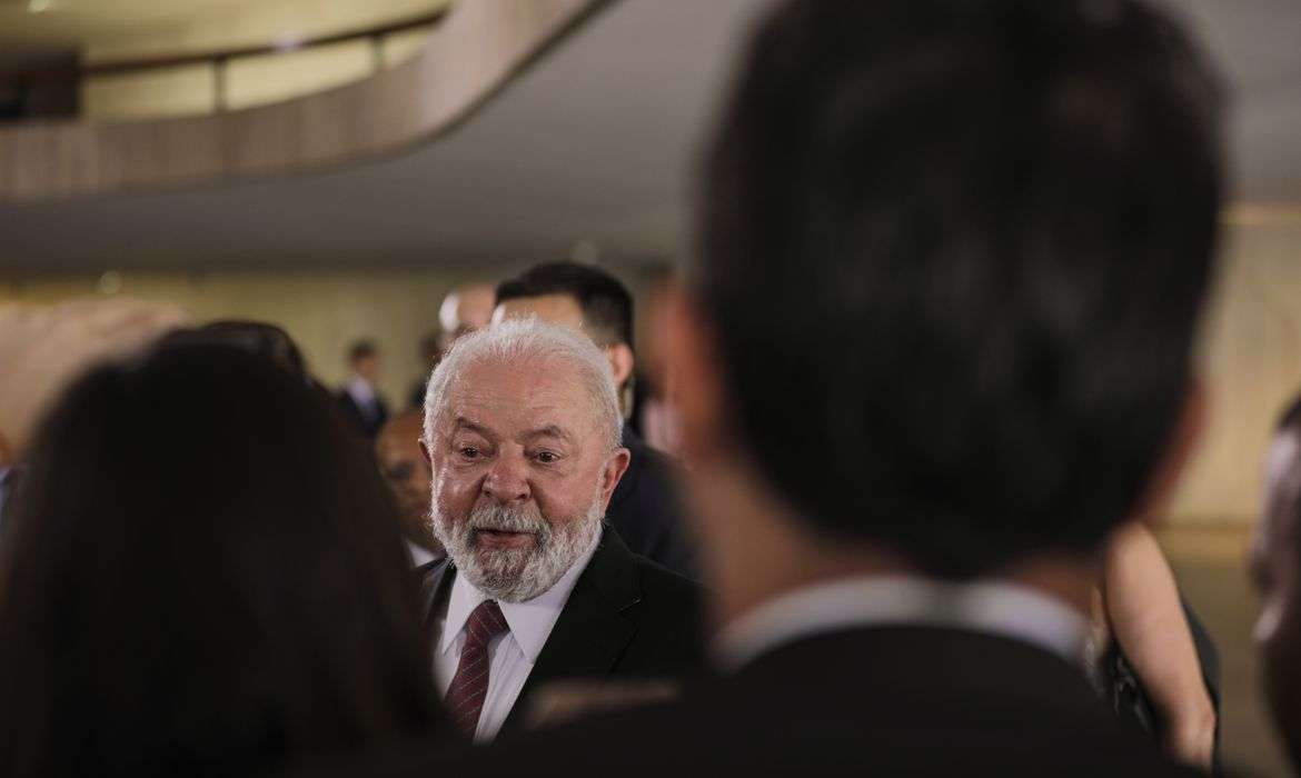 Presidente será submetido a procedimento no quadril na sexta-feira