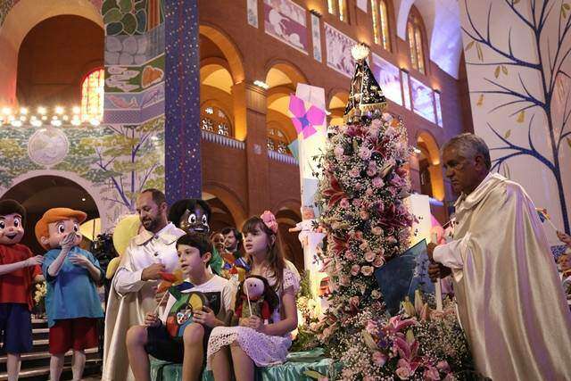 Imagem peregrina de Nossa Senhora visita escolas de Aparecida e Potim