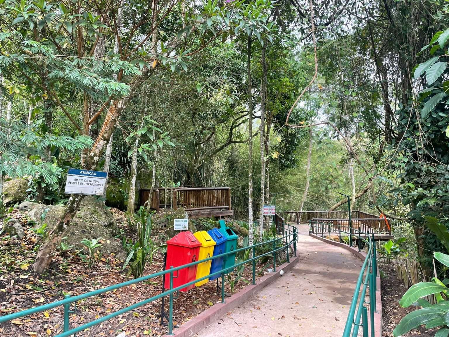 Ilhabela ganha primeira cachoeira acessível para cadeirantes e pessoas com mobilidade reduzida do Brasil