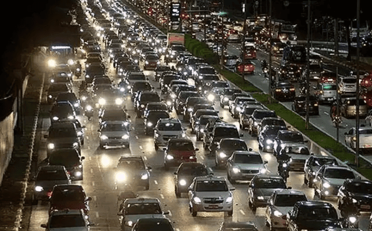 Capital paulista tem mais de 1.000 km de congestionamento na saída para o feriado
