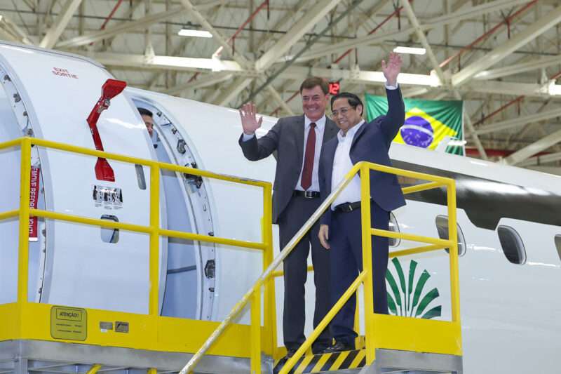 Primeiro Ministro do Vietnã visita Embraer e conhece o E190-E2 da Madagascar Airlines