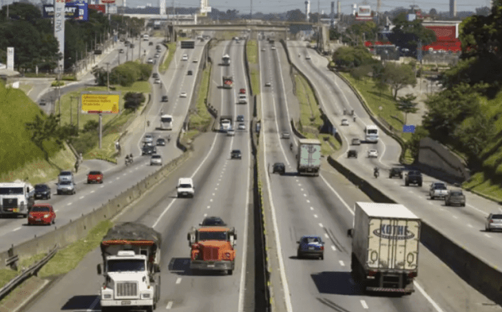 Via Dutra tem pistas interditadas após caminhão pegar fogo em São José