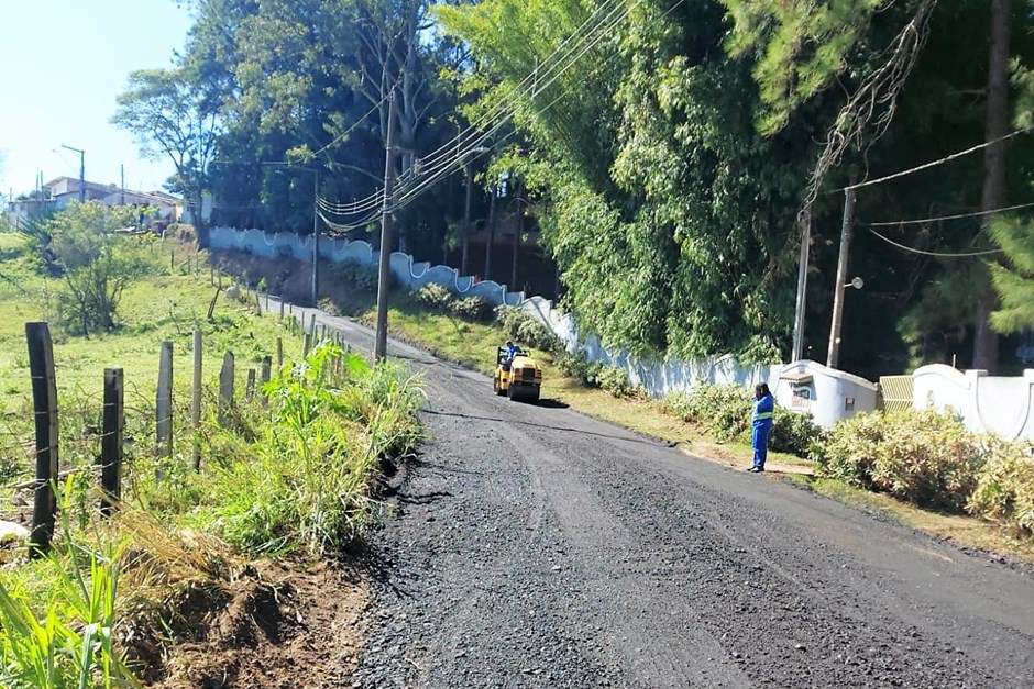 Estrada do Florindo recebe manutenção em São José dos Campos