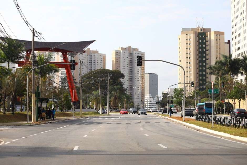 Avenida Cassiano Ricardo passa por obras para melhoria da fluidez no trânsito em São José