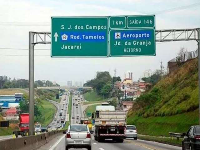 Dutra e Rio-Santos devem receber um milhão de veículos no feriado