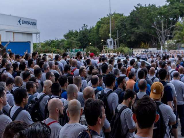 Funcionários da Embraer entregam aviso de greve em São José