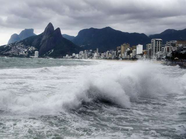 Marinha do Brasil alerta para a possibilidade de ressaca com ondas de até 3 metros no litoral de São Paulo