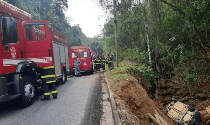Acidente deixa dois homens gravemente ferido após perder a direção e cair em córrego de Taubaté