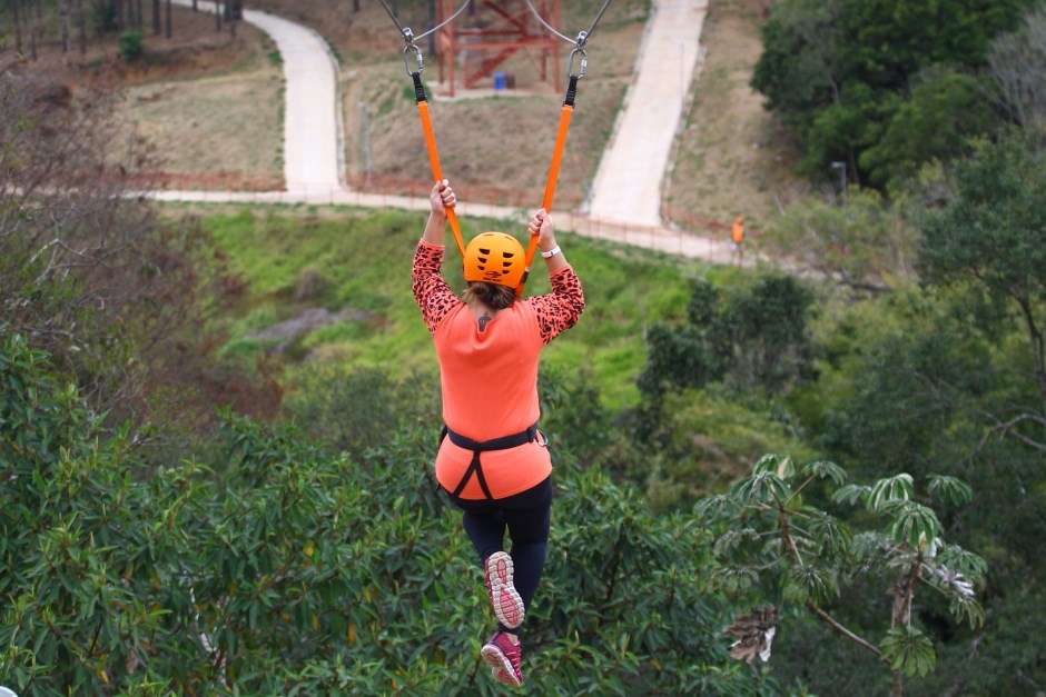 Tirolesa é atração no Parque Alberto Simões em São José dos Campos