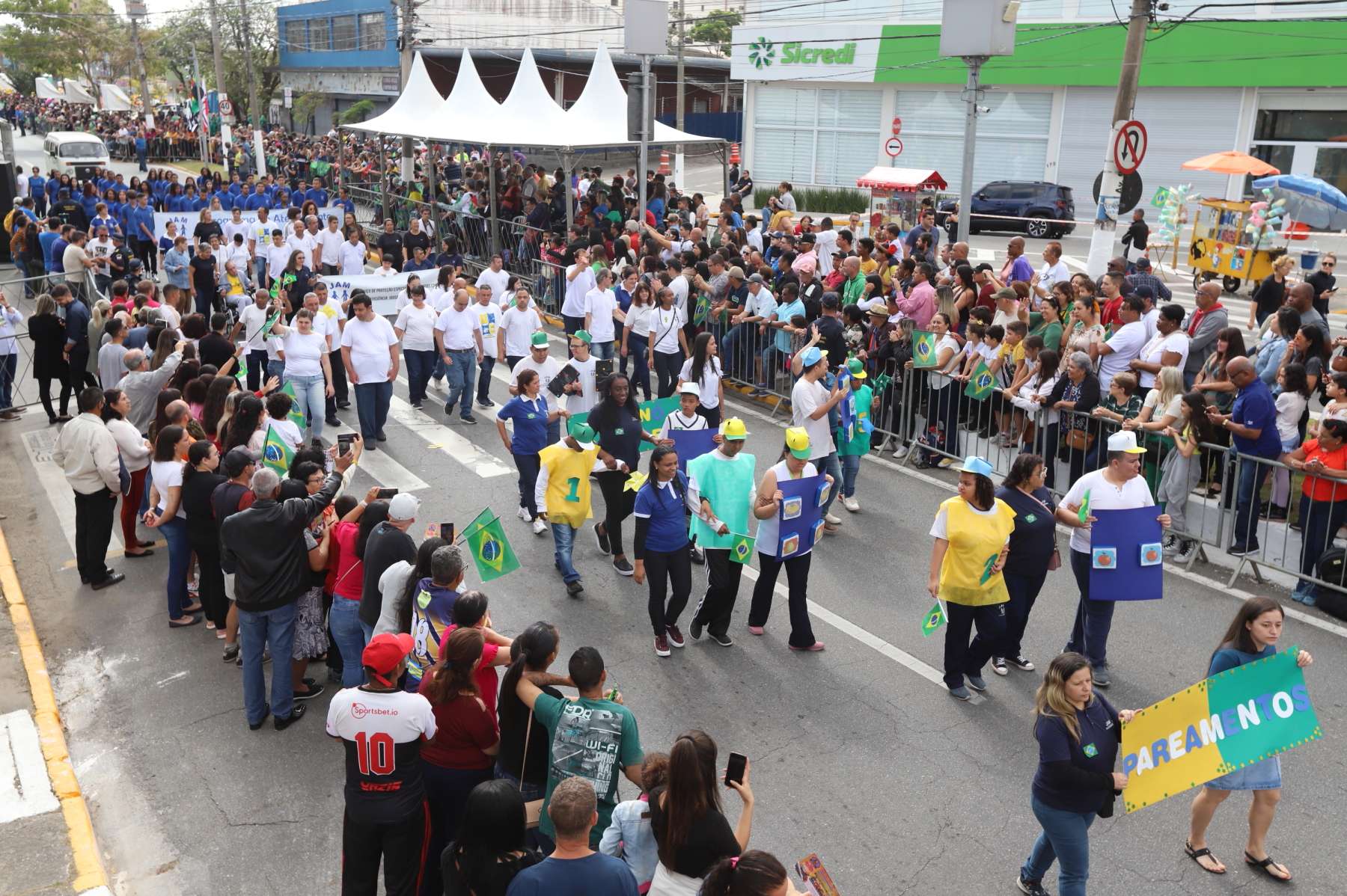 Multidão vai à avenida em Jacareí para assistir ao desfile do 7 de Setembro