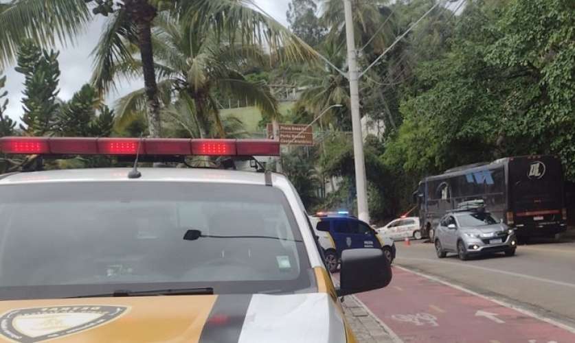Motociclista morre após bater de frente com ônibus na SP-55 em São Sebastião