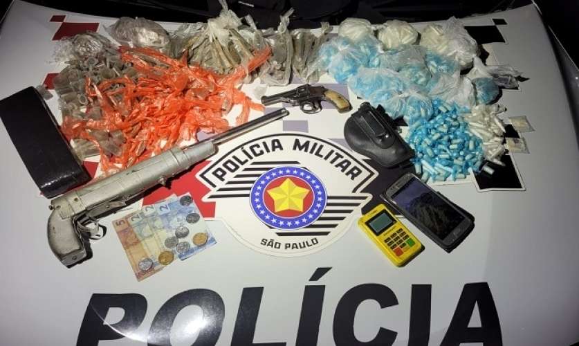 Homem é preso com 1,1 mil porções de drogas, armas e máquina de cartão em São Sebastião
