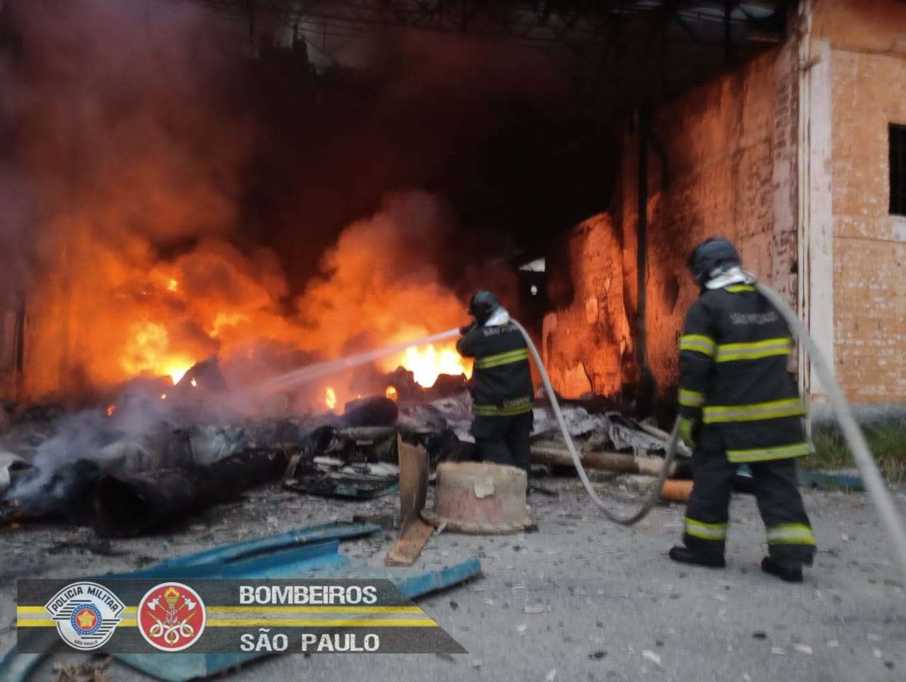 Prédio onde funcionava fábrica de papel pega fogo em Pindamonhangaba