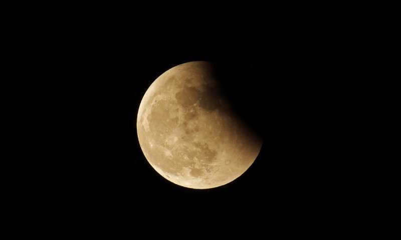 Eclipse lunar total acontece neste domingo, mas não será visível no Brasil