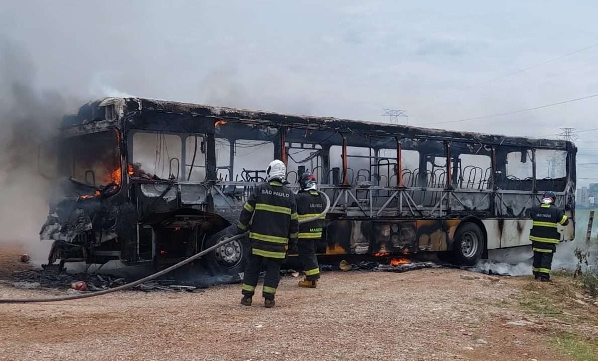 Ônibus é consumido pelo fogo em garagem de empresa em São José dos Campos