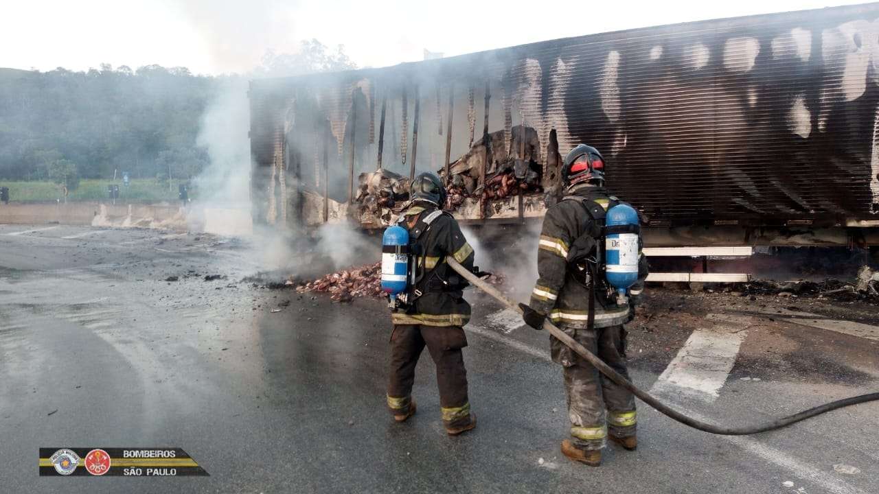 Caminhão que transportava carne pega fogo na rodovia Dom Pedro em Jacareí
