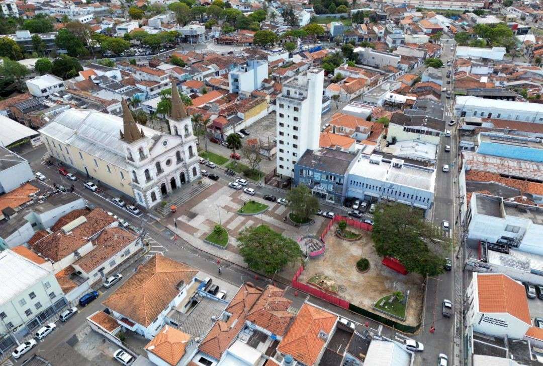 Obras interditam rua ao lado da Igreja Matriz em Jacareí
