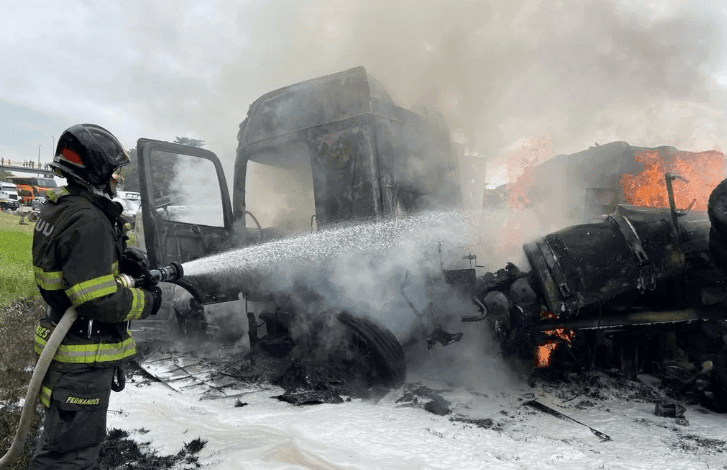 Caminhão pega fogo após colisão com carro na Dutra em Taubaté