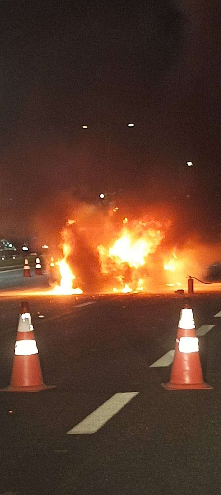 Carro explode no Anel Viário complicando o trânsito em São José dos Campos