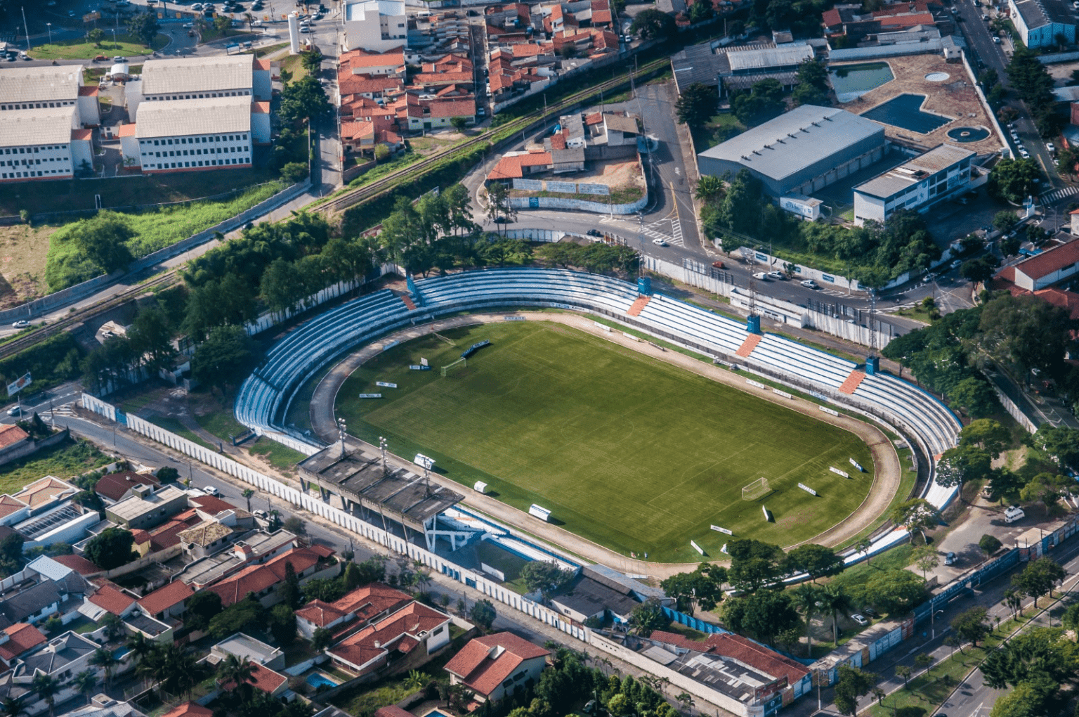 Jogo beneficente reúne grandes nomes do esporte em Taubaté