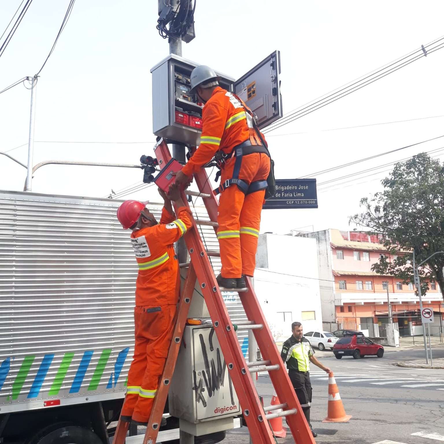 Semob instala ‘nobreaks’ em semáforos de Taubaté