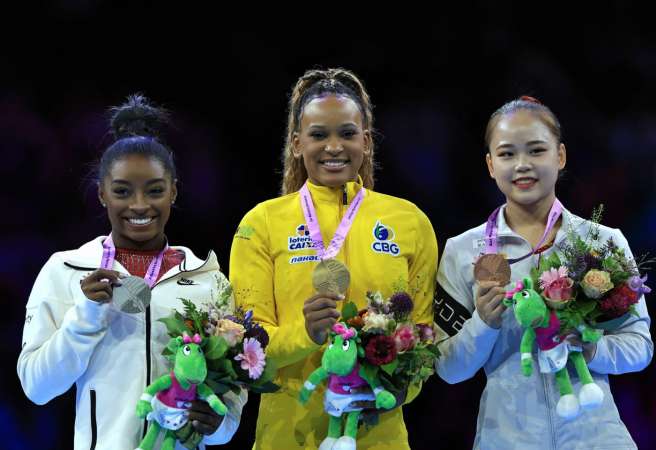 Rebeca Andrade supera Simone Biles e é bicampeã mundial no salto