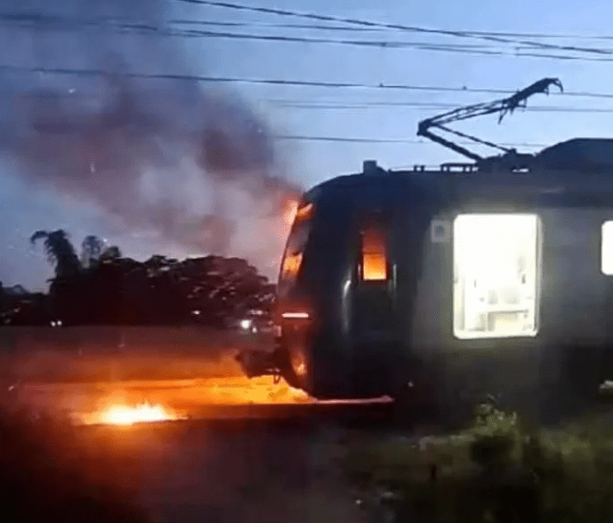 Em dia de violência e caos um trem e 35 ônibus são incendiados no Rio de Janeiro