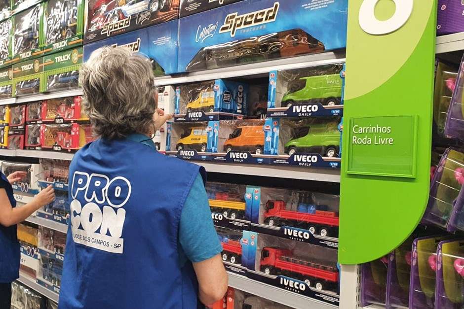 Procon fiscaliza 73 lojas de produtos infantis e autua 2 em São José