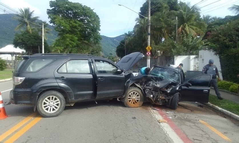 Colisão frontal entre dois carros em trecho urbano da SP-55 deixa três feridos em São Sebastião