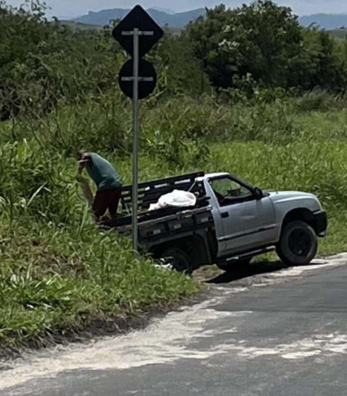 Homem é flagrado descartando entulho na estrada Jaguary em São José