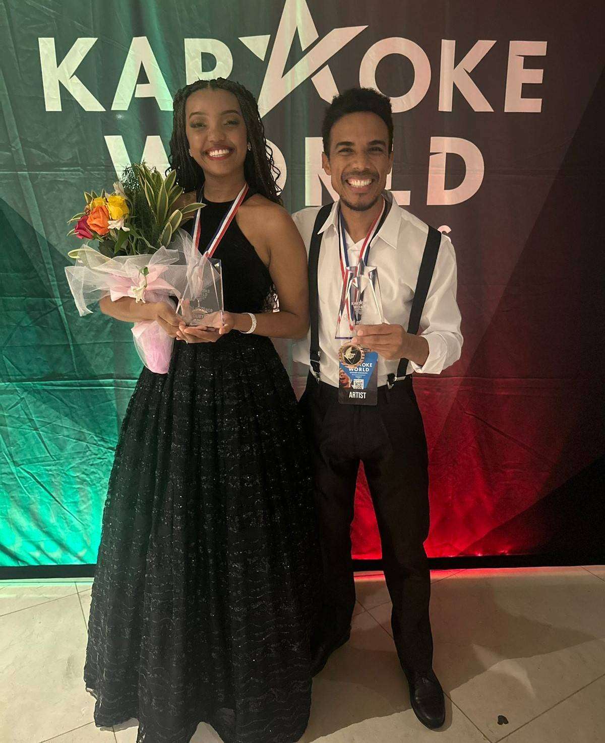 Dupla de brasileiros fica em 3º lugar no Mundial de Karaokê, no Panamá