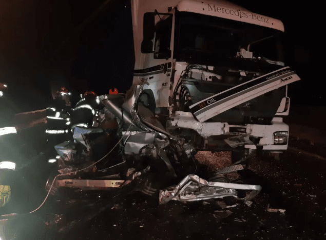 Acidente envolvendo um veículo e um caminhão deixa três mortos na Via Dutra em Taubaté