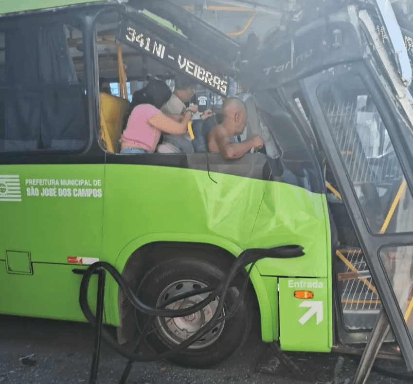 Ônibus colide em árvore e deixa cinco pessoas feridas em São José
