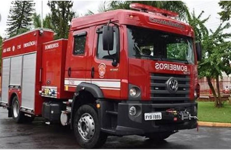 Veículo pega fogo no estacionamento de prédio em São José