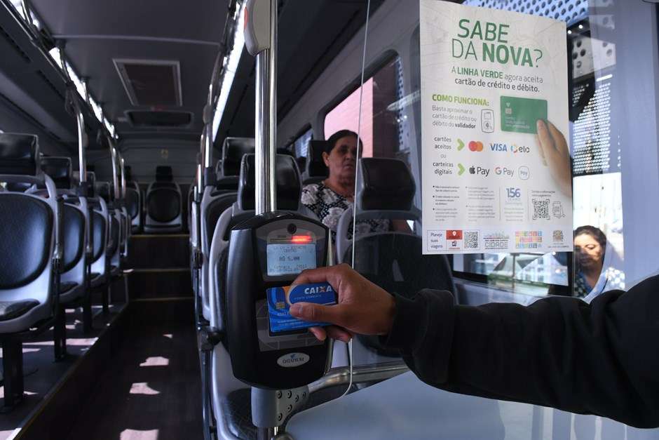 Ônibus começam a aceitar cartão de débito e crédito em São José