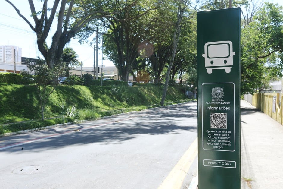 Totens com QR code vão orientar passageiros nos pontos de ônibus em São José