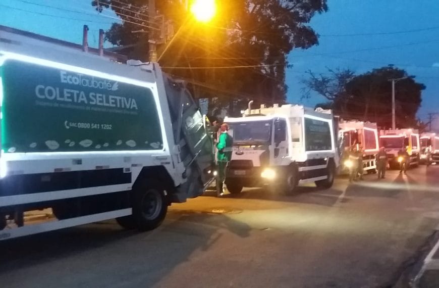 Caminhões de limpeza pública promovem carreata de natal em Taubaté