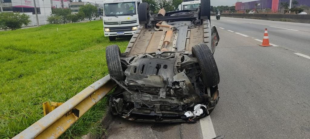 Motorista cochila ao volante e capota o carro na Dutra em São José