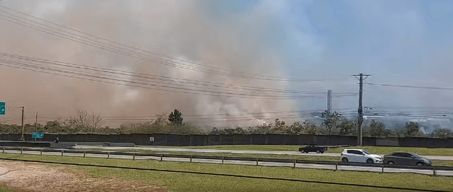 Fumaça intensa atinge área de vegetação do DCTA em São José
