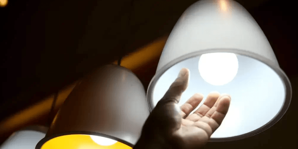 Conta de luz segue sem cobrança extra em abril, confirma Aneel